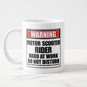 Waarschuwing motorscooter hard op het werk grote koffiekop