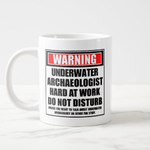 Waarschuwing onderwaterarcheoloog hard op het werk grote koffiekop