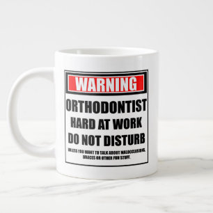 Waarschuwing orthodontist hard op het werk stoort grote koffiekop