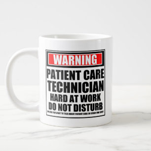 Waarschuwing patiënttechnicus hard op het werk grote koffiekop