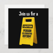 Waarschuwing persoon die verjaardag viert met gele kaart (Voorkant / Achterkant)