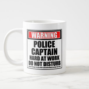 Waarschuwing politiecommissaris hard op het werk s grote koffiekop
