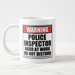 Waarschuwing politieinspecteur hard op het werk grote koffiekop