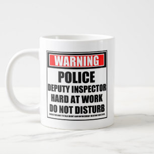 Waarschuwing politieman-inspecteur hard op het wer grote koffiekop