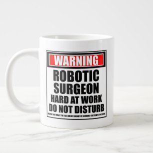 Waarschuwing robotische chirurg hard op het werk grote koffiekop