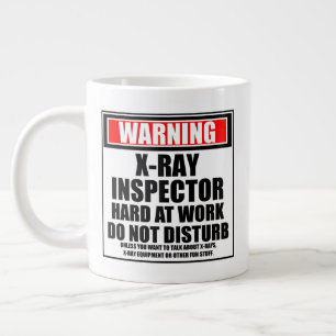 Waarschuwing röntgeninspecteur hard op het werk grote koffiekop