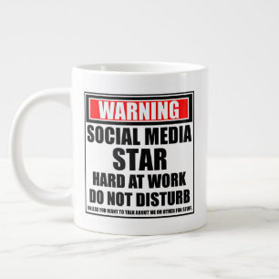 Waarschuwing Sociale Media Star Hard op het werk Grote Koffiekop