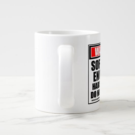 Waarschuwing software engineer hard op het werk grote koffiekop (Achterkant)