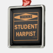 Waarschuwing! Student Harpist. Metalen Ornament (Links)