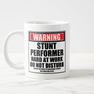 Waarschuwing stuntuitvoerder hard op het werk grote koffiekop