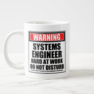 Waarschuwing systeemtechnicus hard op het werk grote koffiekop
