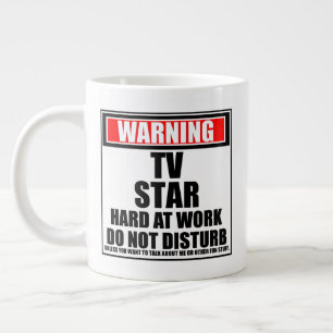 Waarschuwing tv ster hard op het werk stoort niet grote koffiekop