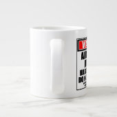 Waarschuwing vliegtuigartiest hard op het werk grote koffiekop (Achterkant)