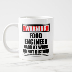 Waarschuwing voedseltechnicus hard op het werk sto grote koffiekop