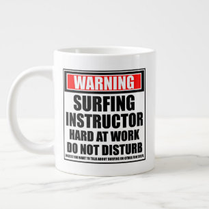 Waarschuwing voor surfinstructeur hard op het werk grote koffiekop
