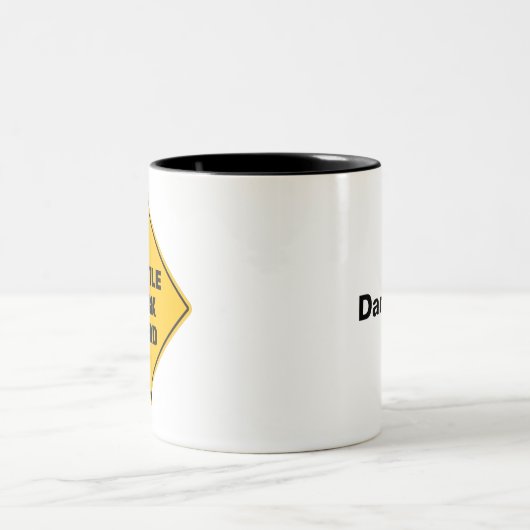 Waarschuwing wegenwerk teken gele schouw werk voor tweekleurige koffiemok (Center)