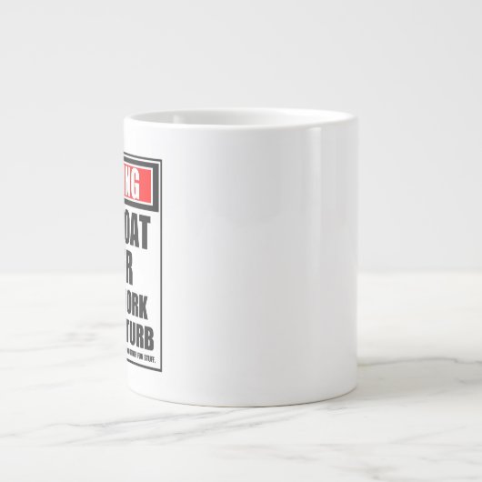 Waarschuwingsbootstuurprogramma hard op het werk grote koffiekop (Voorkant)