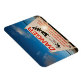 waarschuwingsbord nabij de luchthaven van Sint Maa Magneet (Rechterzijde)