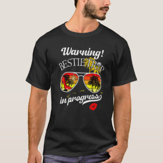 Waarschuwingsmeisje bij vakantie op weekend neemt t-shirt