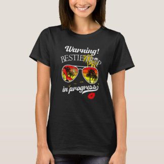 Waarschuwingsmeisje bij vakantie op weekend neemt  t-shirt