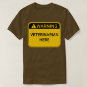 Waarschuwingspersoneel hier t-shirt (Design voorkant)