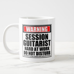 Waarschuwingssessie gitarist hard op het werk grote koffiekop