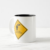 waarschuwingsteken- Let op Mansplaining Tweekleurige Koffiemok (Voorkant links)