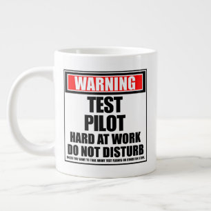Waarschuwingstest piloot hard op het werk storen n grote koffiekop