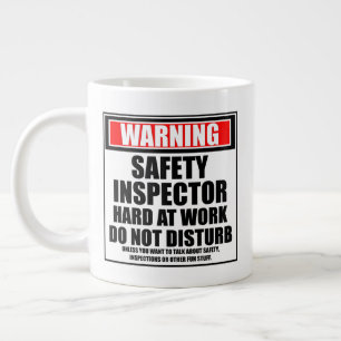 Waarschuwingsveiligheidsinspecteur hard op het wer grote koffiekop