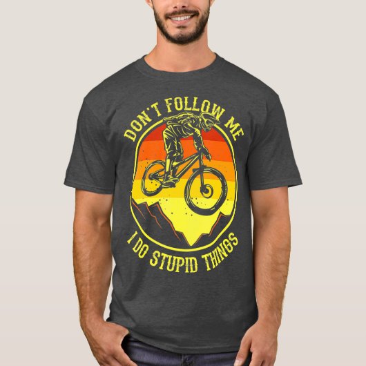 waarvan Follow Me I Do Stupid Things Mountain Bike T-shirt (Voorkant)