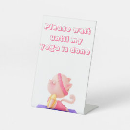 Wacht alsjeblieft met Yoga Cat Reclamebord Met Voetstuk