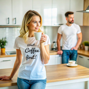 Wacht eerst koffie grappige quote met witte tekst t-shirt
