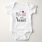 Wacht even - adoptie - hart - nieuwe baby romper (Voorkant)