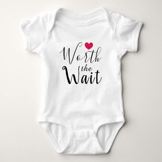 Wacht even - adoptie - hart - nieuwe baby romper (Voorkant)