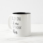 Wacht even, laat me dit grappige denken tweekleurige koffiemok (Voorkant links)