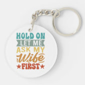 Wacht even, laat me het eerst aan mijn vrouw vrage sleutelhanger (Achterkant)