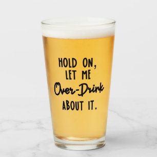 Wacht even, laat me over het bierglas drinken glas