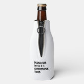 Wacht even terwijl ik dit zwart en wit overdenk flesjeskoeler (Fles Achterkant)