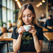 Wacht Koffie Eerste Funny Citaat met Witte Tekst T-shirt