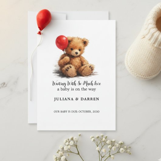 Wachten met zoveel liefde teddybeer en rode ballon kaart