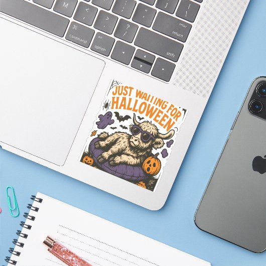 Wachten op Halloween Highland Koe Sticker (Laptop met iPhone)