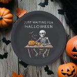 Wachten op Halloween papieren Borden | grappig Papieren Bordje<br><div class="desc">Voeg een vleugje spookachtig plezier toe aan uw Halloween-bijeenkomsten met deze papieren Borden "Just Waiting for Halloween". Met een humoristisch skeletontwerp zijn deze borden ideaal voor het serveren van lekkernijen op uw Halloween-feest, spookachtige zomerBBQ of een evenement waar u uw liefde voor Halloween wilt vieren. Gemaakt van stevige, hoogwaardige materialen,...</div>