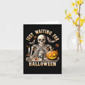 Wachten op Halloween Skeleton Coffee Spooky Kaart (Gele Bloem)