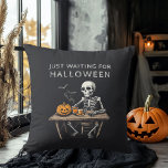Wachten op het Halloween Sierkussen | grappig<br><div class="desc">Breng een vleugje spookachtige charme naar uw huis met dit "Just Waiting for Halloween" Sierkussen. Met een speels skeletonontwerp is dit kussen perfect voor Halloween-liefhebbers die het hele jaar door het seizoen willen vieren. Of u nu uw woonkamer, slaapkamer of een gezellige hoek inricht, dit kussen voegt een feestelijke en...</div>
