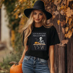 Wachten op het Halloween Skeleton Shirt | grappig<br><div class="desc">Maak je klaar voor de griezeligste tijd van het jaar met dit "Just Waiting for Halloween" Skeleton Shirt. Perfect voor degenen die niet kunnen wachten tot 31 oktober, dit shirt heeft een humoristisch skeletontwerp dat geweldig is voor het toevoegen van een aantal spookachtige vibes aan uw zomerse of Halloween-festiviteiten. Of...</div>