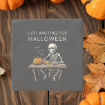 Wachten op het Halloween Stone Onderzetter | grapp<br><div class="desc">Bescherm uw oppervlakken met een spookachtige twist met behulp van dit "Just Waiting for Halloween" Stone Onderzetter. Met een humoristisch skeletontwerp is dit onderzetter ideaal voor Halloween-liefhebbers die het hele jaar door genieten van het spookachtige seizoen. Gemaakt van hoogwaardig natuursteen, het biedt een stevige en stijlvolle manier om uw tafels...</div>