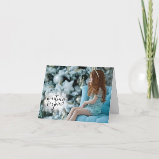 Wachten op jou, meisje dat bij de kerstboom zit feestdagen kaart (Voorkant)