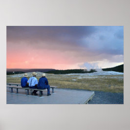 Wachten op Old Faithful-geiser bij zonsondergang Poster