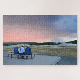 Wachten op Old Faithful Geyser bij zonsondergang Legpuzzel