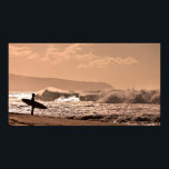 Wachten........ Poster<br><div class="desc">Een surfer wacht op een pauze in het zand voordat hij de wereldberoemde Bonzai Pipeline op Oahu,  Hawaï's noordkust,  surf.</div>